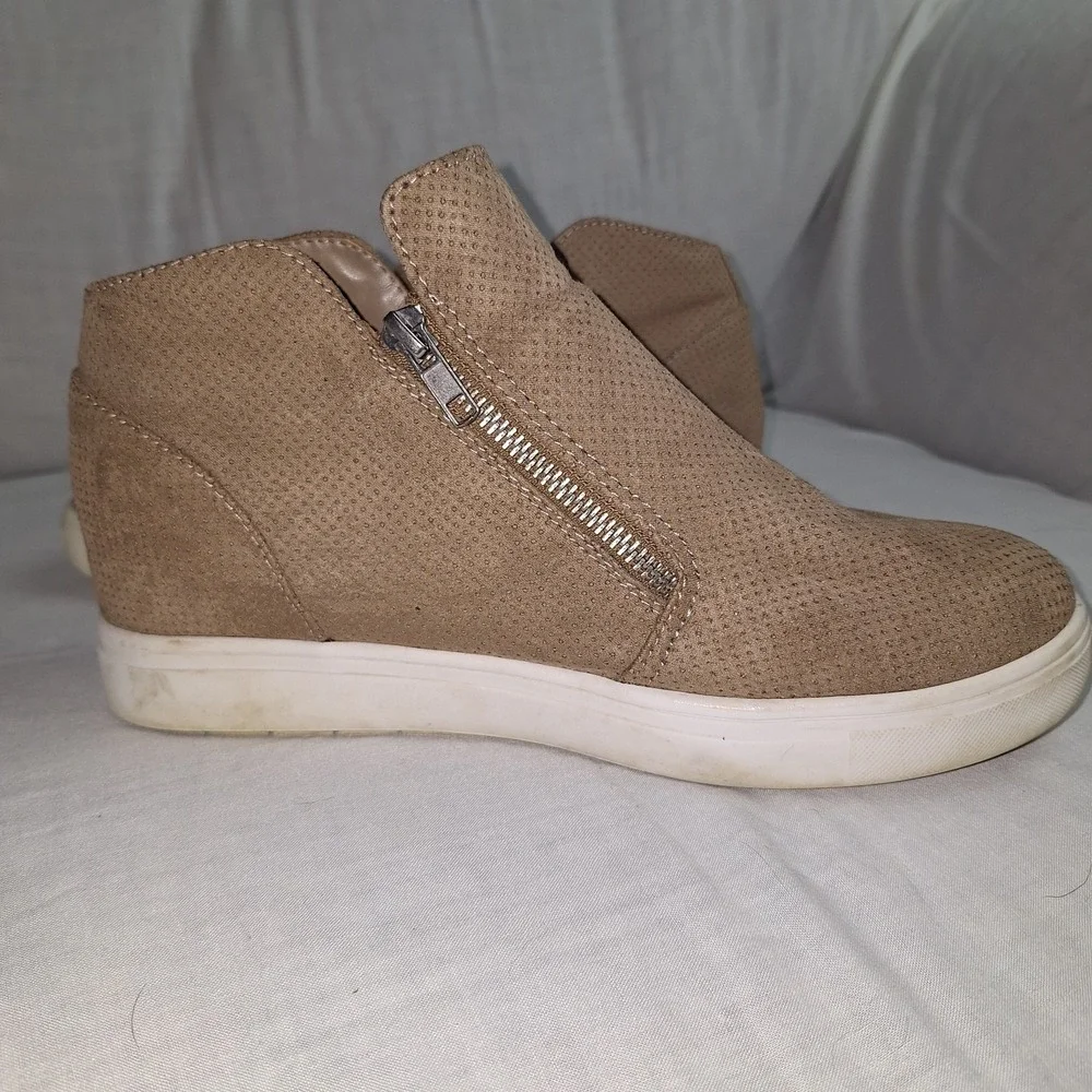 CUSHIONAIRE Hart Tan  Hidden Wedge sneaker Size 8.5 Women's Taupe Fashion Bootie
